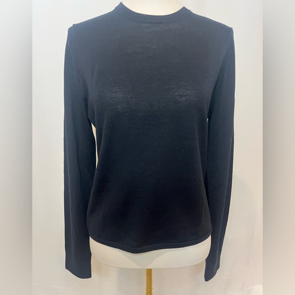 J.Crew Carolyn fitted crewneck sweater in merino wool in black - Picture 4 of 9